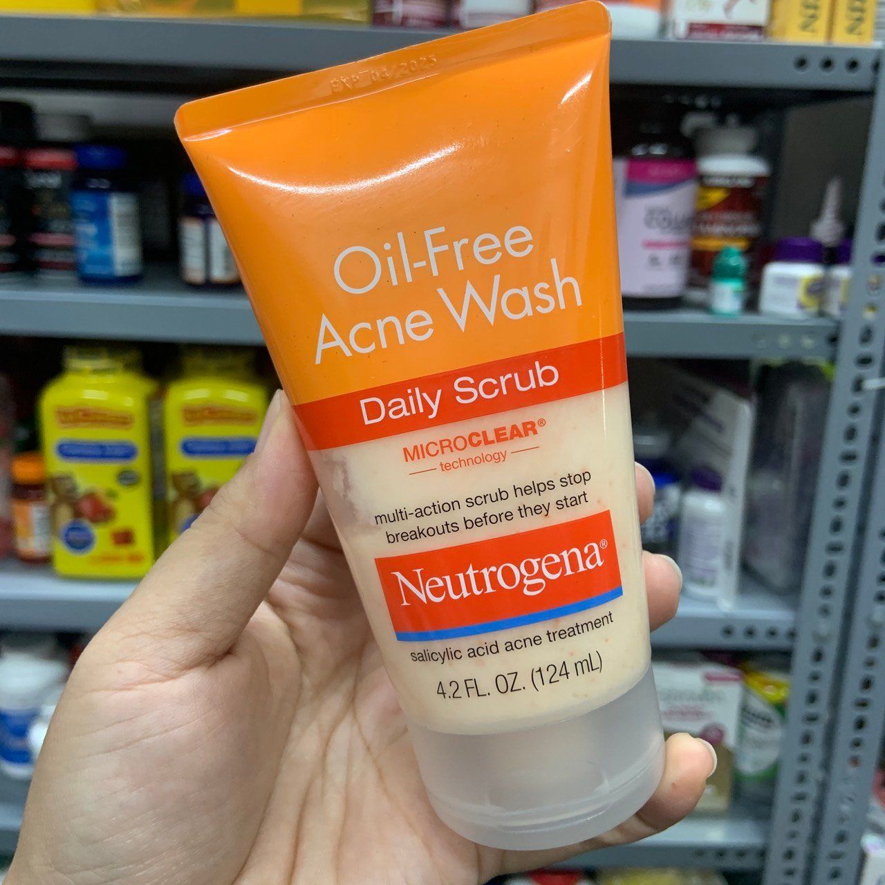 Sữa rửa mặt giảm mụn, tẩy tế bào chết Neutrogena Oil Free Acne Wash