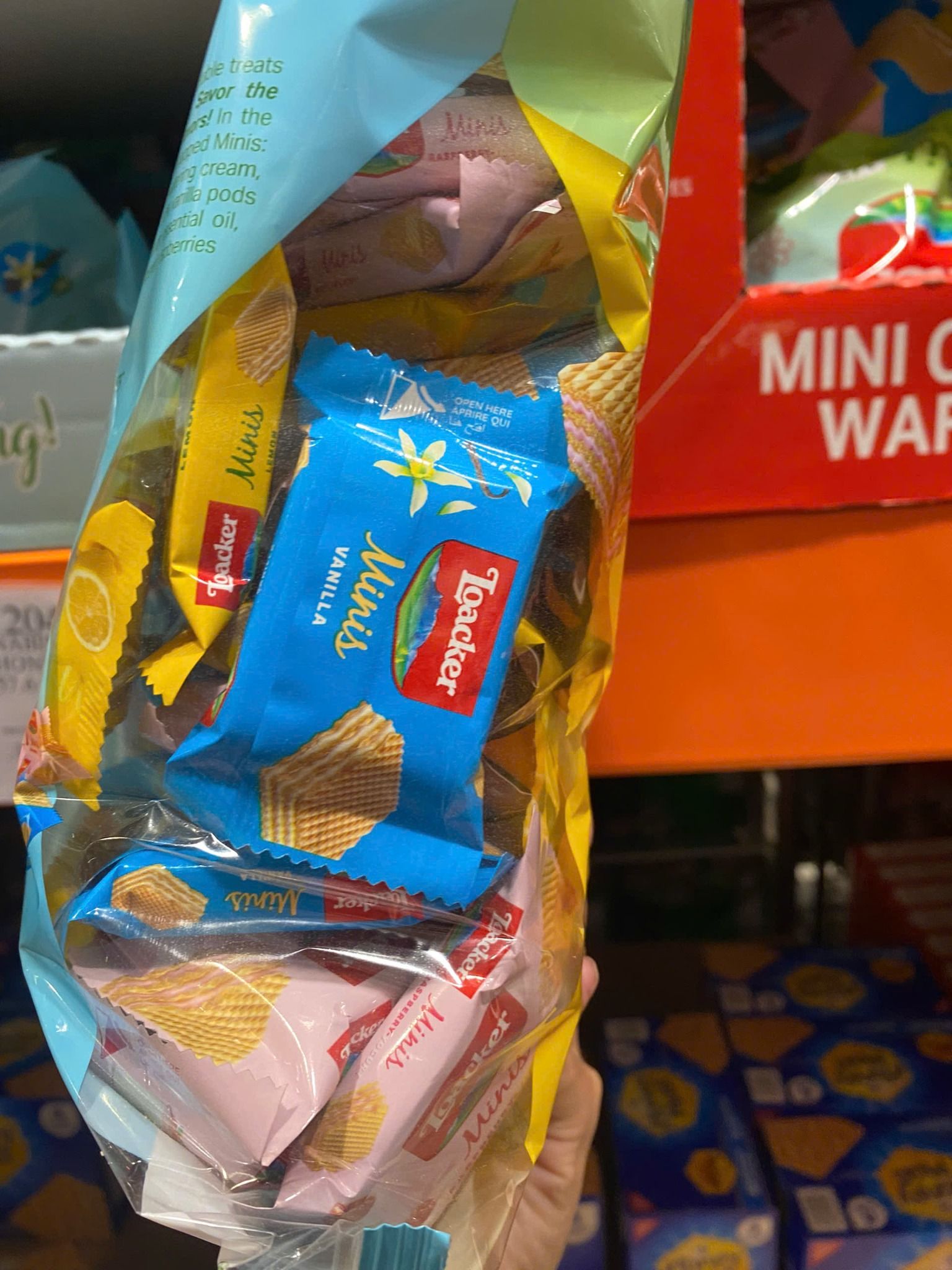 Bánh xốp nhân kem mix 3 vị Loacker Minis