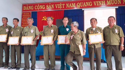 Quần áo cựu chiến binh màu nâu