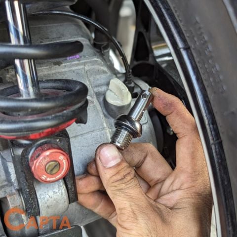  NẮP NHỚT CHỐNG MỞ YAMAHA XMAX 300. 