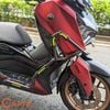 KHUNG CHỐNG ĐỖ CHO YAMAHA XMAX 300 -2023 - CÓ THANH NGANG - BỐN TẤM NHÔM