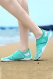  Giày đi biển xanh mint 