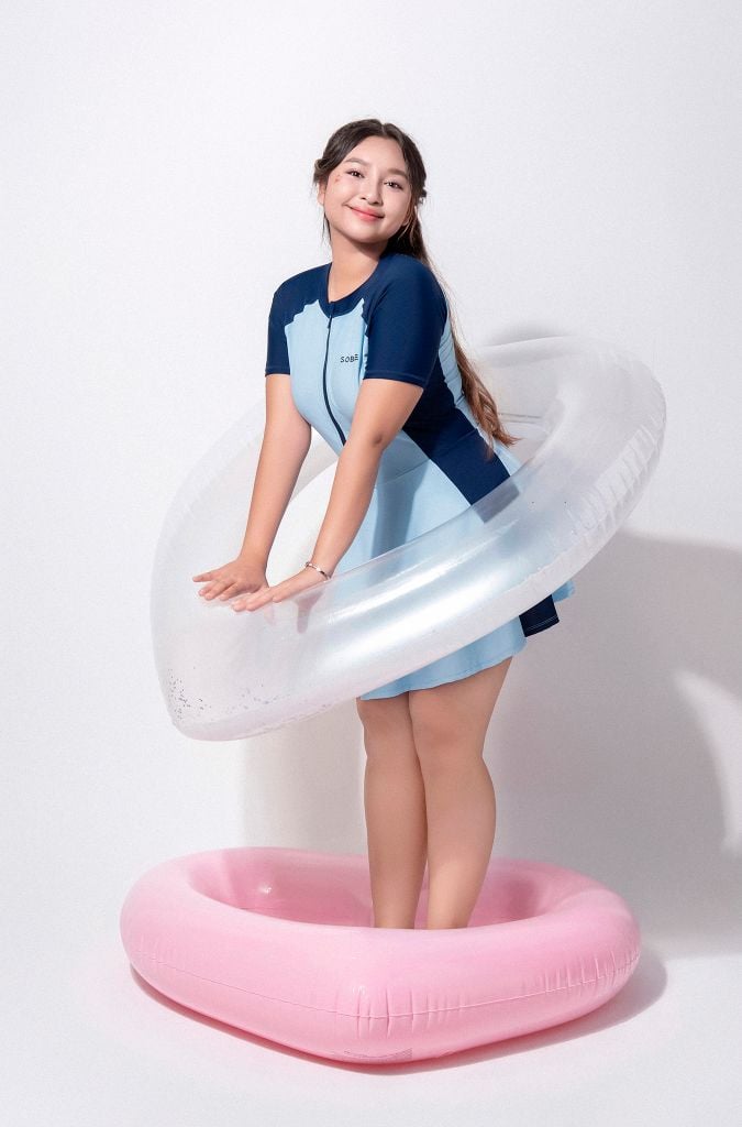 Đồ bơi nữ liền thân váy khoá kéo tay ngắn Chubby Mia — 4