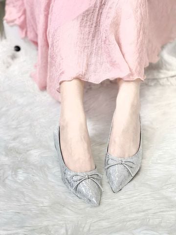 Giày Búp Bê Nơ Đi Tiệc Bạc Lấp Lánh Bigsize 35-43 Merly 1488 Bạc Kim Sa Nơ, Giày Mũi Nhọn, Giày Đi Tiệc, Giày Bệt Nữ, Giày Nữ Big Size TPHCM