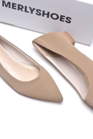 Giày Búp Bê Mũi Nhọn Nude Đế Vuông 1cm, Giày Công Sở Nữ Êm Chân, Giày Bít Mũi Nữ Đế Thấp, Giày Bệt Nữ Cao Cấp, Giày Nữ Big Size, Thương Hiệu Merly 1488 Nâu Vân