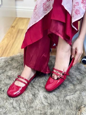 Giày Búp Bê Hai Quai Ngang Hạ Gót Êm Chân Merly 1593 Màu Đỏ Da Bóng, Giày Sục Nữ Mũi Vuông, Giày Đi Chơi, Dép Sục Nữ, Giày Tiểu Thư Lolita, Giày Bệt Nữ, Giày Sục Big Size, Giày Nữ Tết 2025