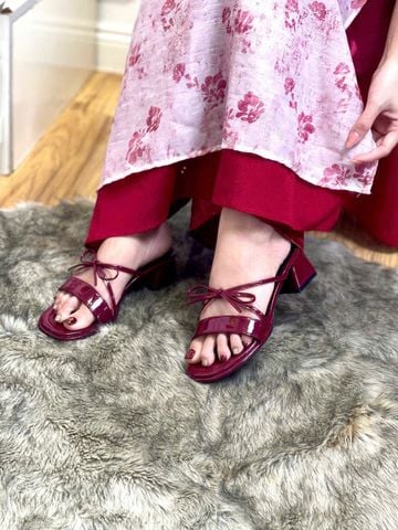 Guốc Nữ Quai Ngang Bản To Dây Nơ Nhỏ Đế Vuông Thấp 3cm Merly 1596 Đỏ Bóng, Dép Tiểu Thư, Giày Cao Gót Đỏ, Dép Cao Gót, Guốc Nữ Big Size, Giày Nữ Tết 2025