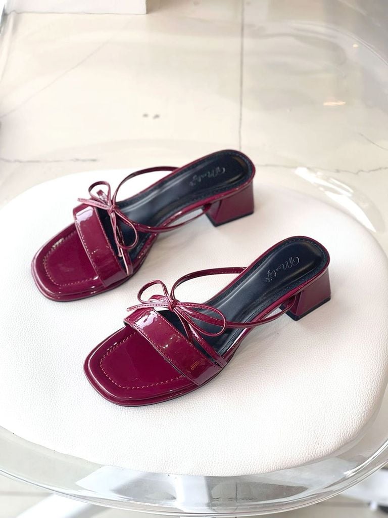Guốc Nữ Quai Ngang Bản To Dây Nơ Nhỏ Đế Vuông Thấp 3cm Merly 1596 Đỏ Bóng, Dép Tiểu Thư, Giày Cao Gót Đỏ, Dép Cao Gót, Guốc Nữ Big Size, Giày Nữ Tết 2025