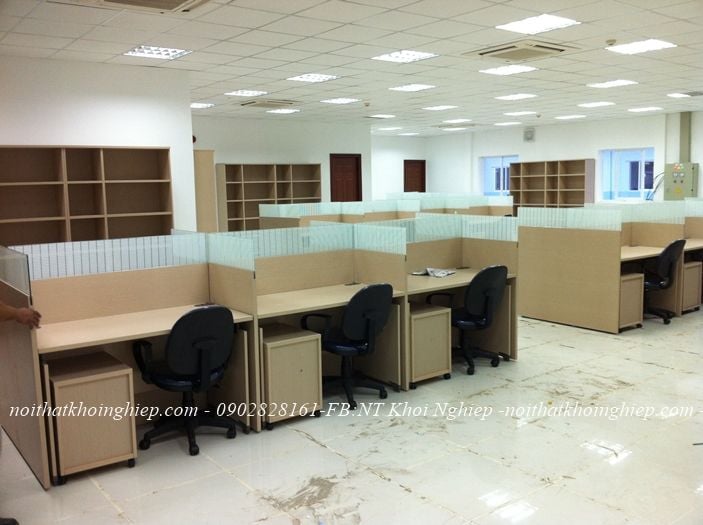 Vách ngăn gỗ kính bàn làm việc