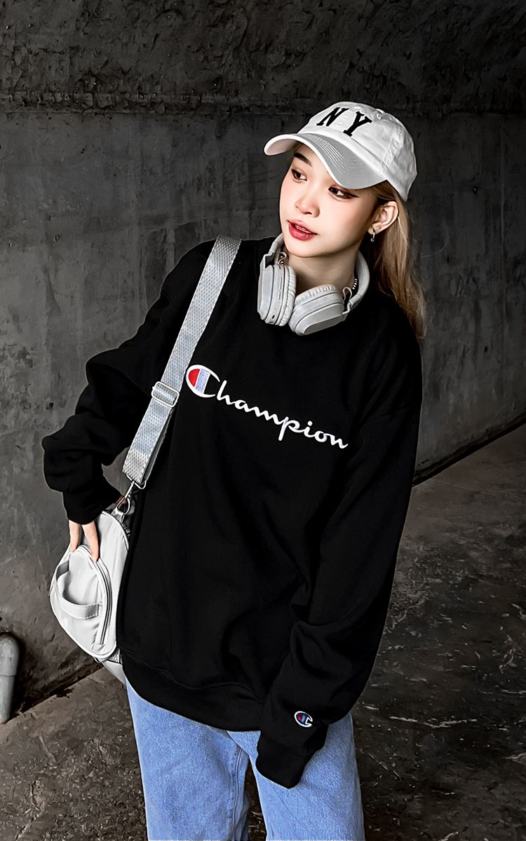 Champion Embroidered Big Logo Sweater In Black