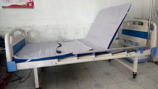 Giường bệnh chỉnh điện 01 chức năng (không có lỗ bô) điều khiển remote