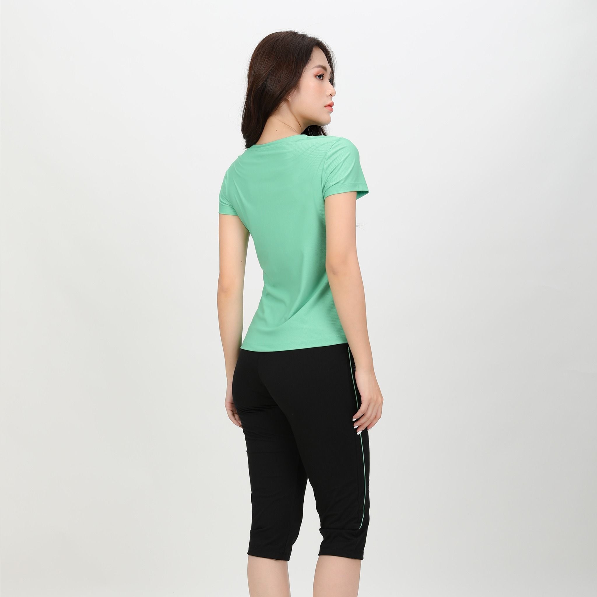 Bộ nữ thể thao chất silk lạnh kiểu quần lửng tay ngắn 374p 4304