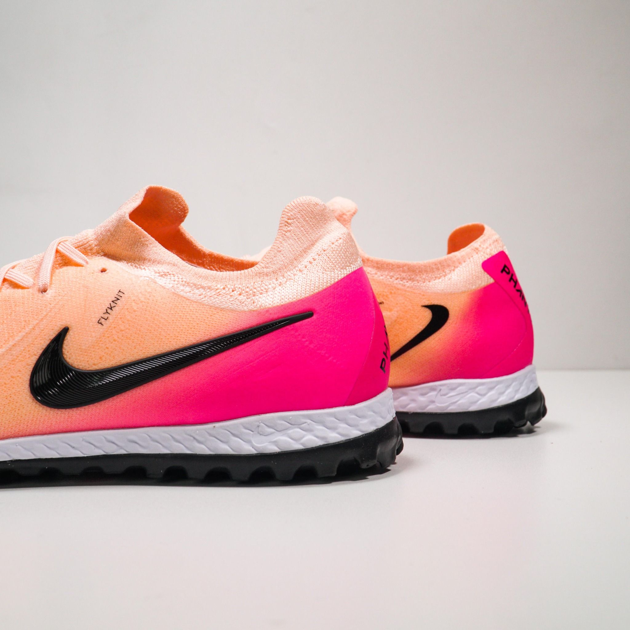 nike phantom venom pink and black