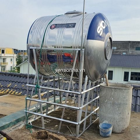 Đặt Bồn Nước Sơn Hà 2000L chân inox cao thêm 80cm