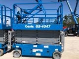 Xe nâng người cắt kéo Genie 4047