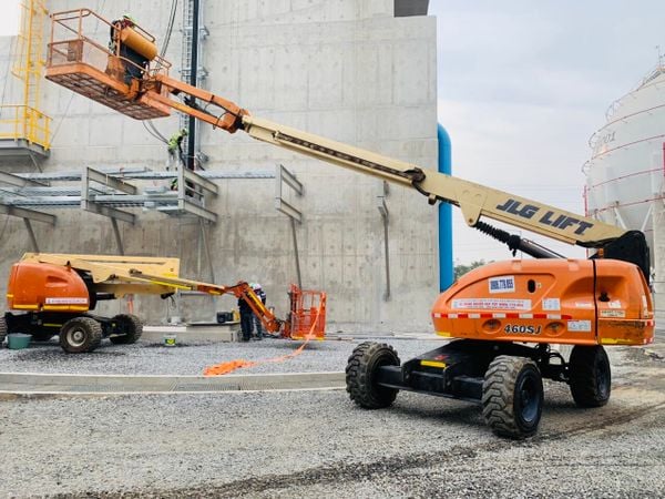 Xe nâng người 16m làm việc JLG 460SJ