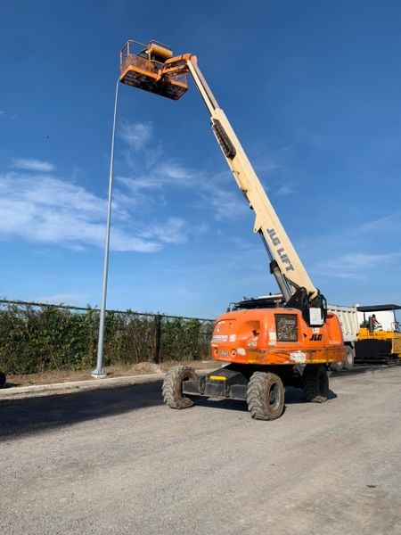 Xe nâng người 16m làm việc JLG 460SJ