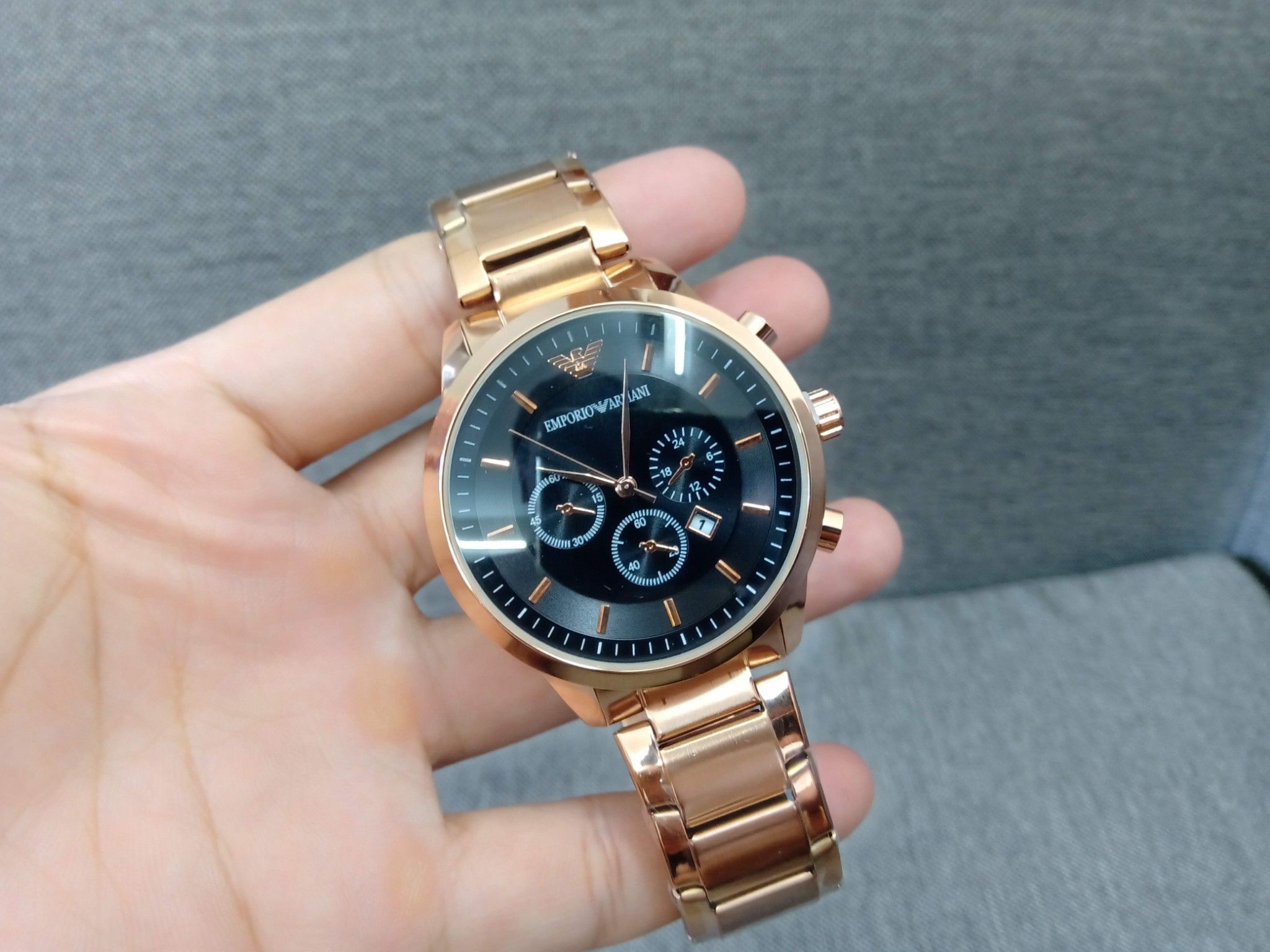 Đồng hồ nam Emporio Armani mặt đen, dây mạ vàng, kính saphia, máy nhật, size 43mm