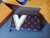 Ví dài nam Louis Vuitton Brazza mono nâu vàng, họa tiết V lớn