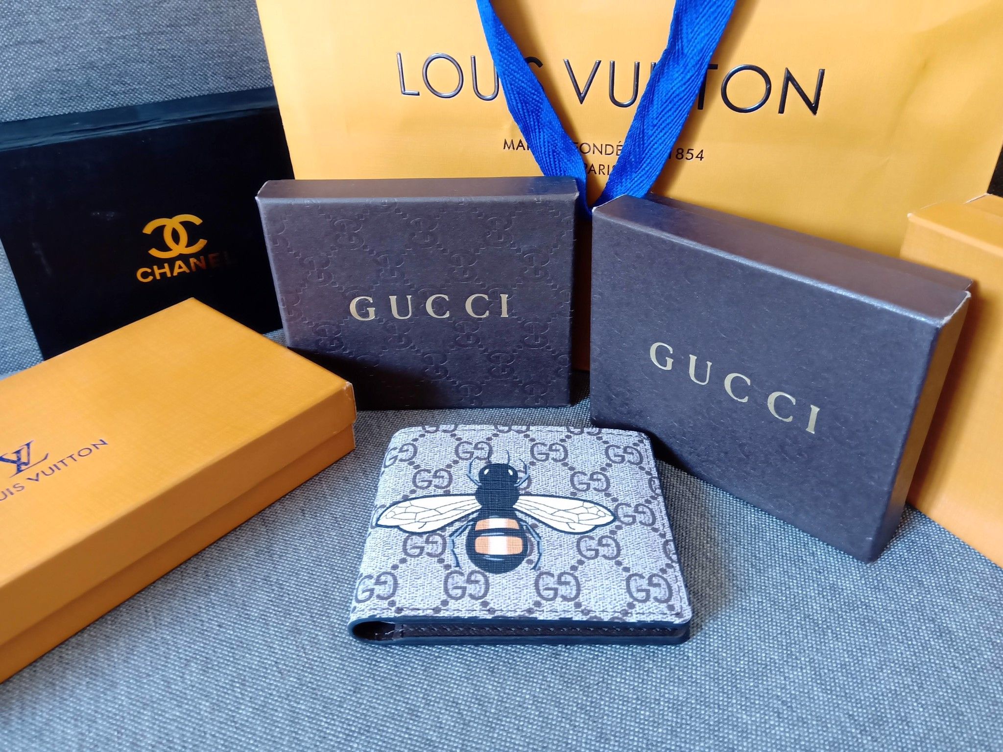 Ví da nam Gucci họa tiết Ve sầu - Kiểu dáng gập gọn Classic