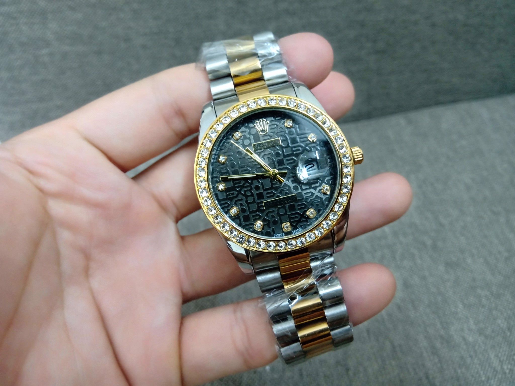 Đồng hồ rolex mặt đen, viền đá, kính saphia, dây đờ mi, máy Nhật