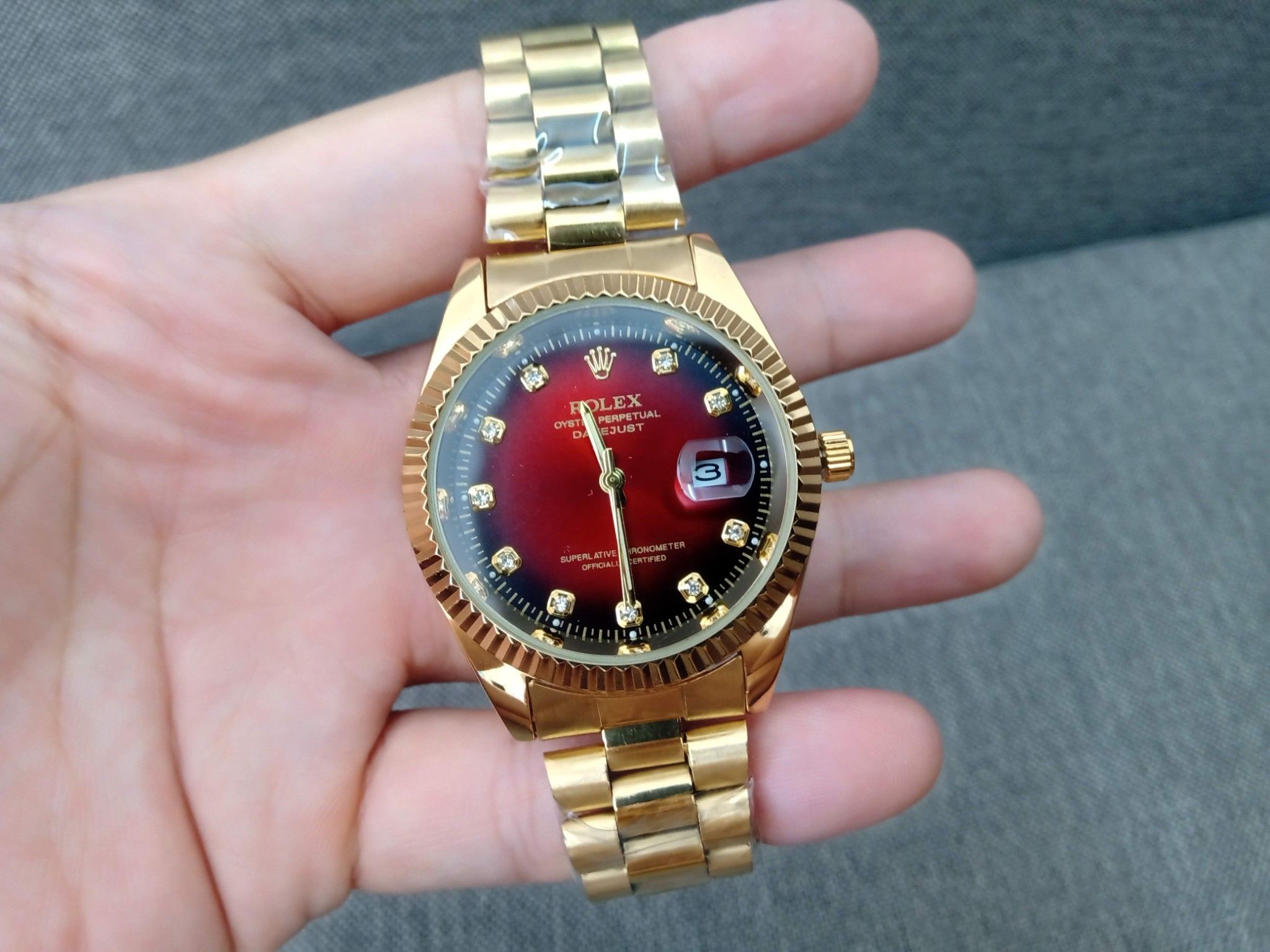 Đồng hồ Rolex mạ vàng mặt đỏ, kính saphia, máy Nhật