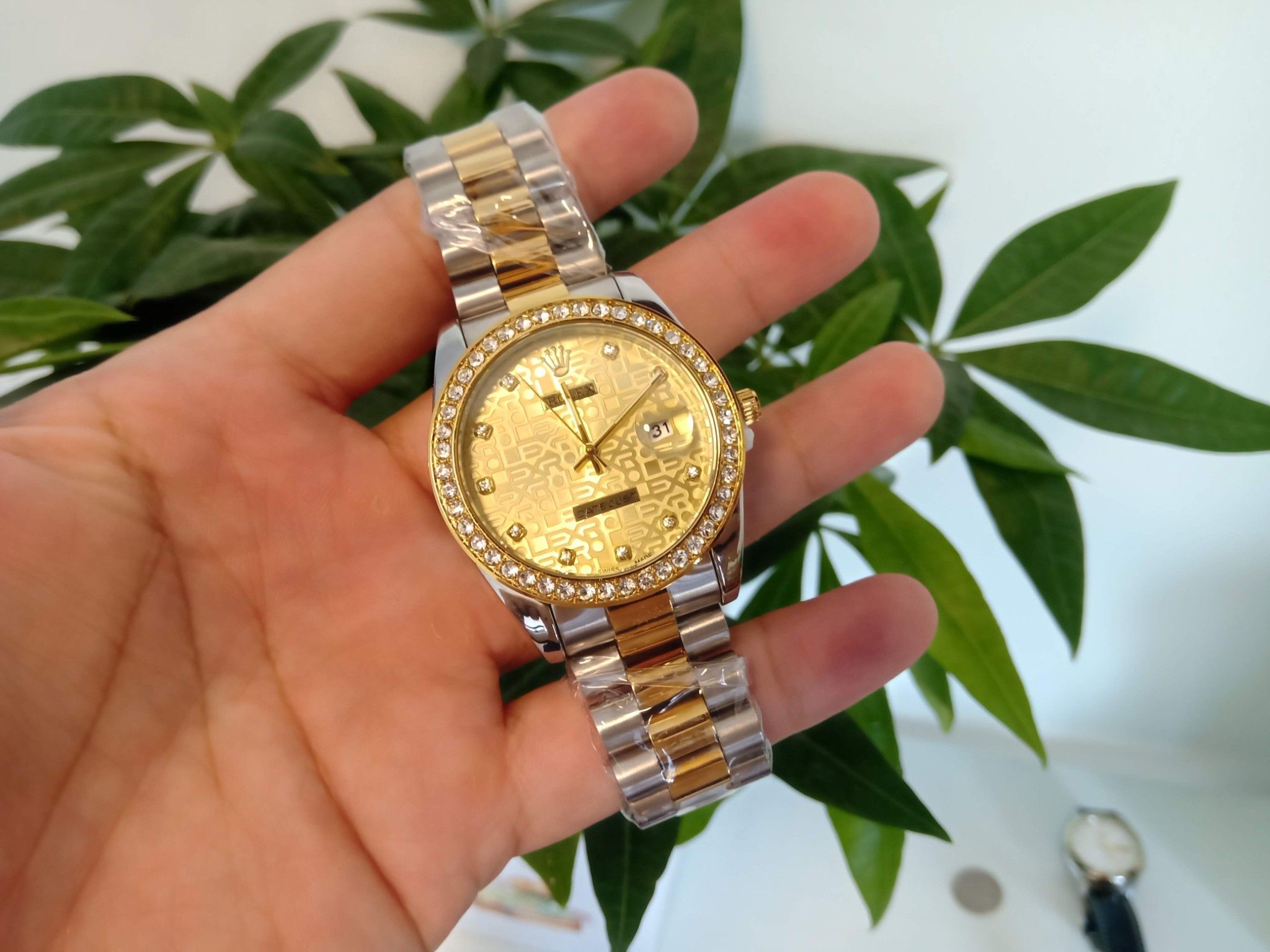 Đồng hồ Rolex mặt vàng, dây đờ-mi, máy nhật