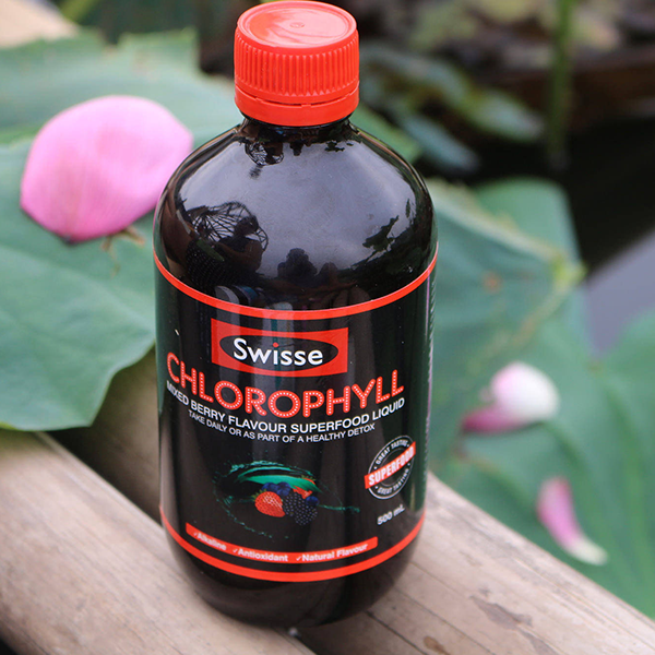 Nước diệp lục Swisse vị dâu tây - Swisse Chlorophyll Mixed Berry 500ml của Úc