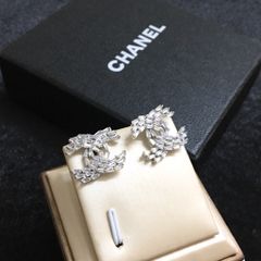  Bộ Trang Sức Chanel Trắng - Cài Áo & Bông Tai Pha Lê (AG) 