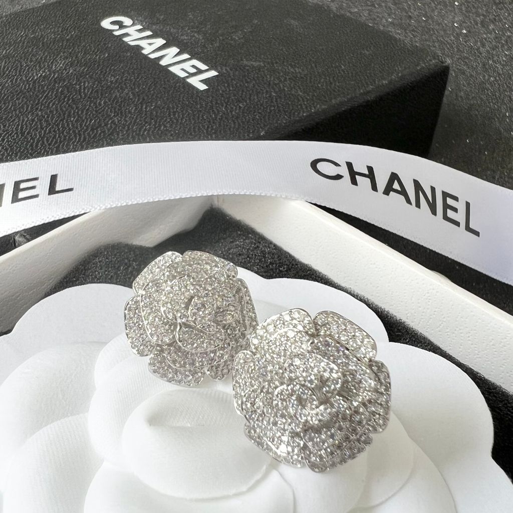  Bông Tai Chanel Hoa Trà Trắng Bản To Pha Lê (CA) 