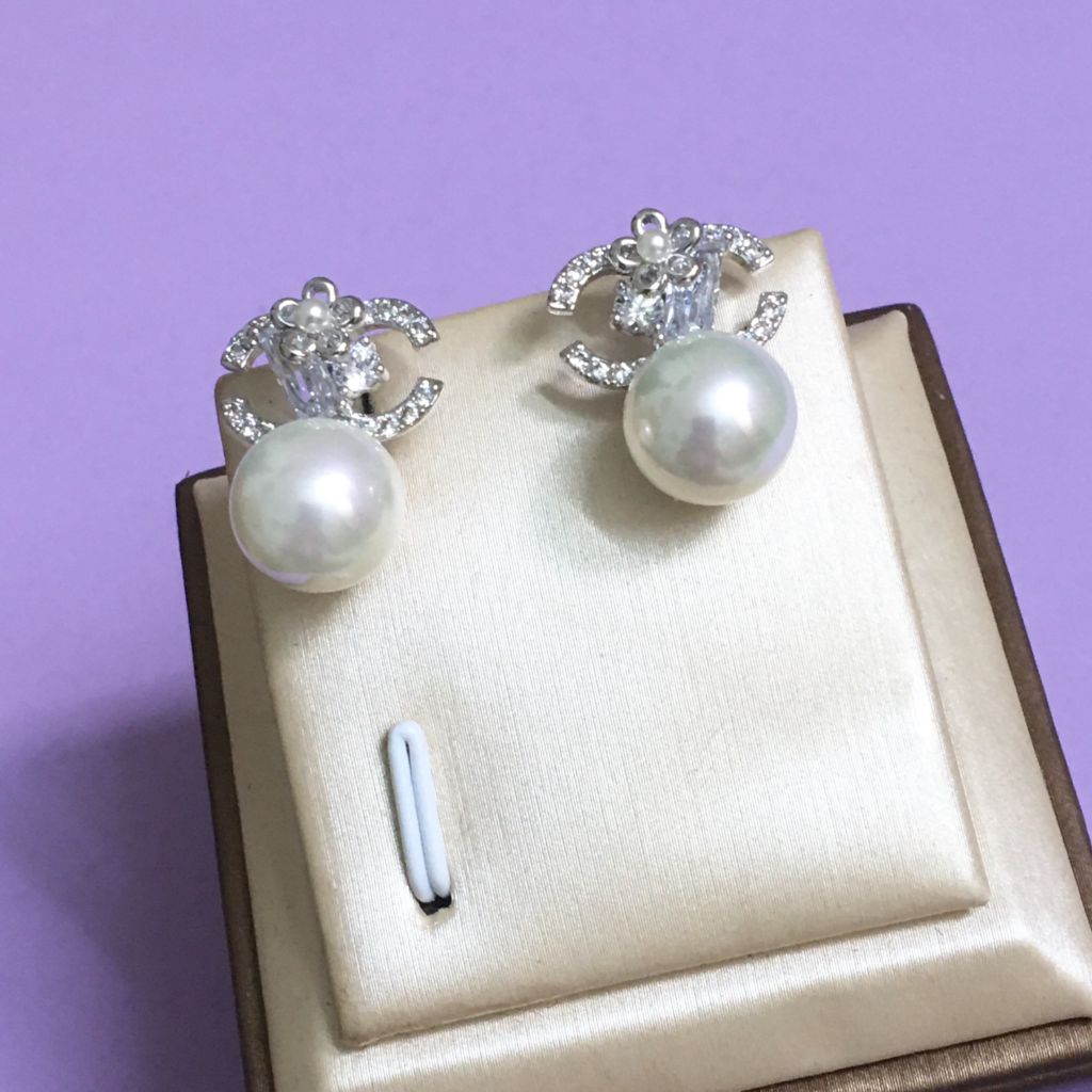  Bông Tai Cánh Hoa Chanel Màu Trắng Ngọc Trai & Pha Lê (AX) 