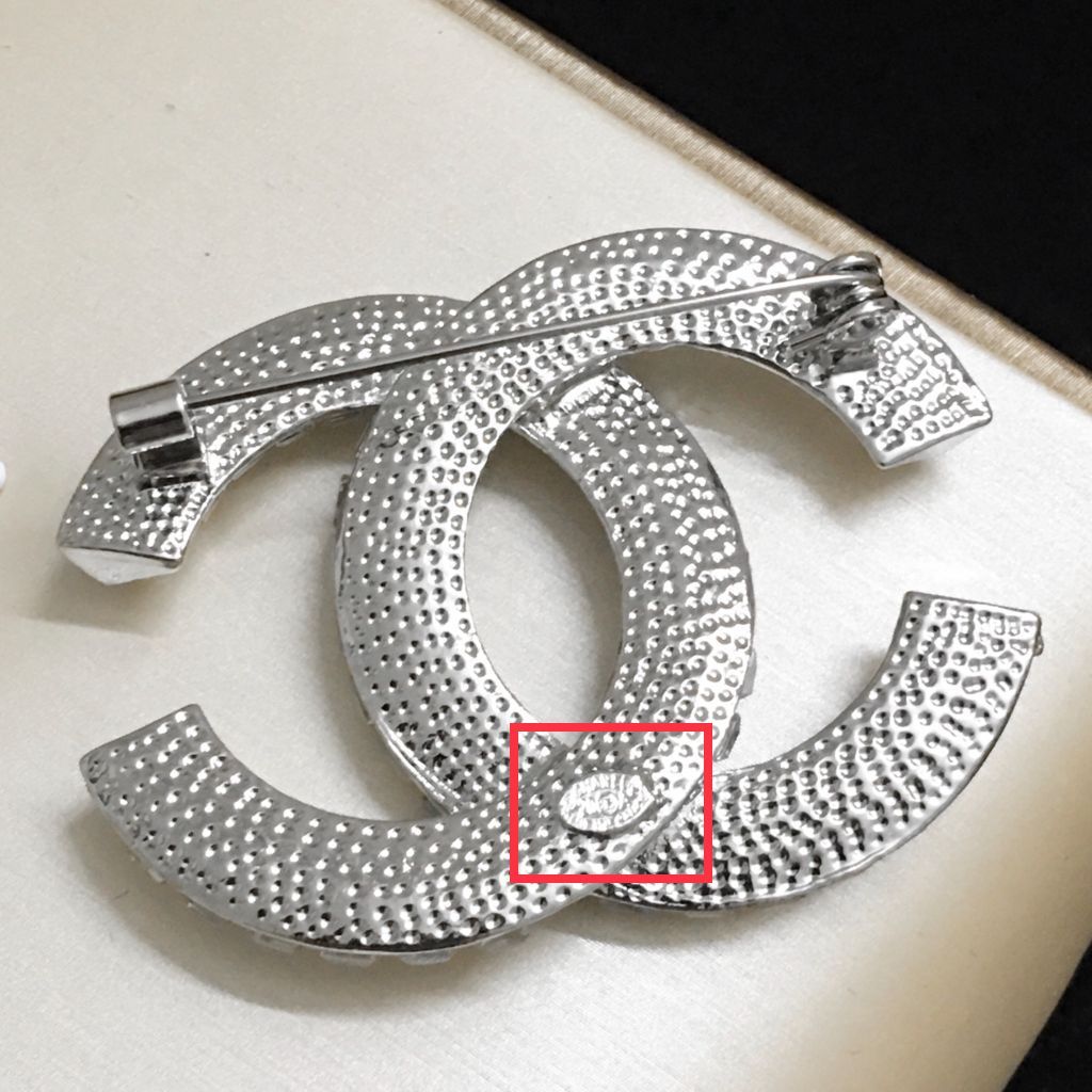  Cài Áo Nam, Nữ - Chanel Màu Trắng Bản To Pha Lê (BP) 