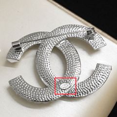  Cài Áo Nam, Nữ - Chanel Màu Trắng Bản To Pha Lê (BP) 