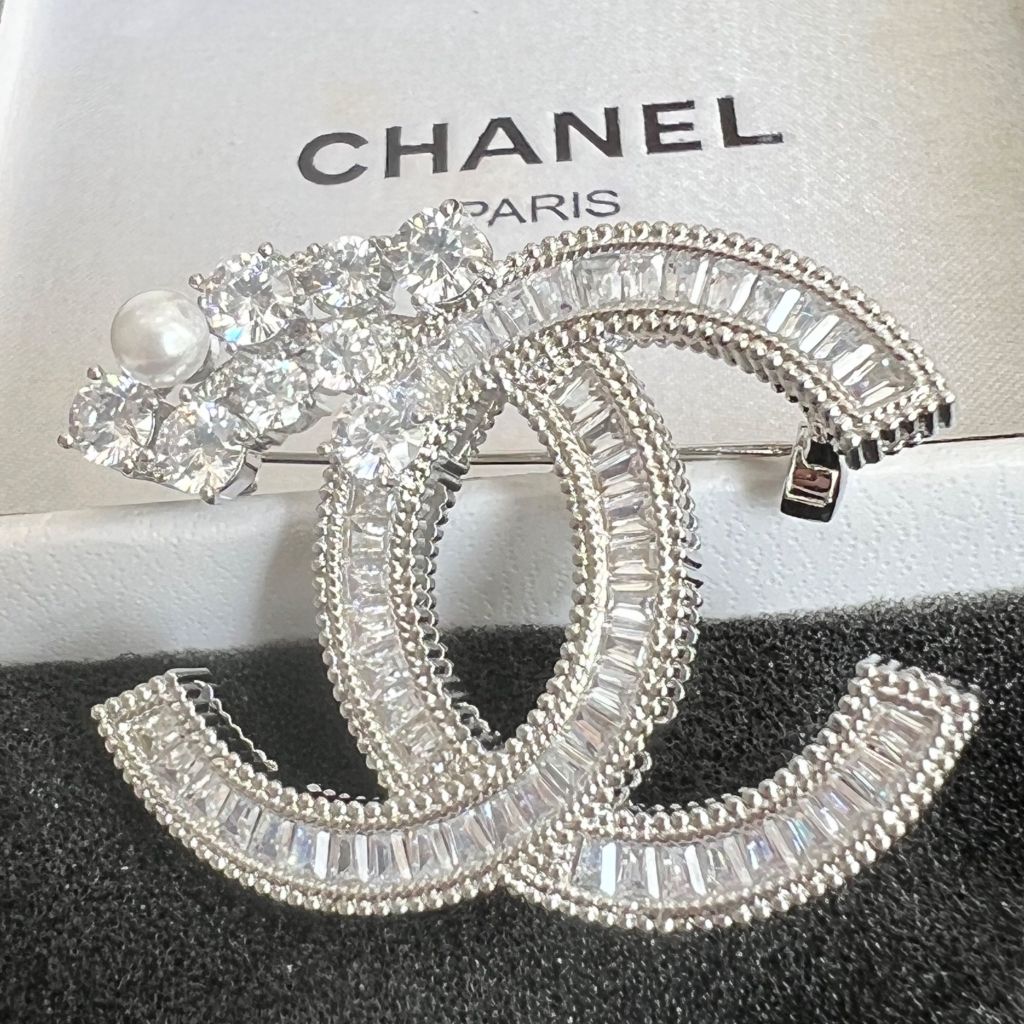  Cài Áo Nam, Nữ - Chanel Màu Trắng Ngọc Trai & Pha Lê (CE) 