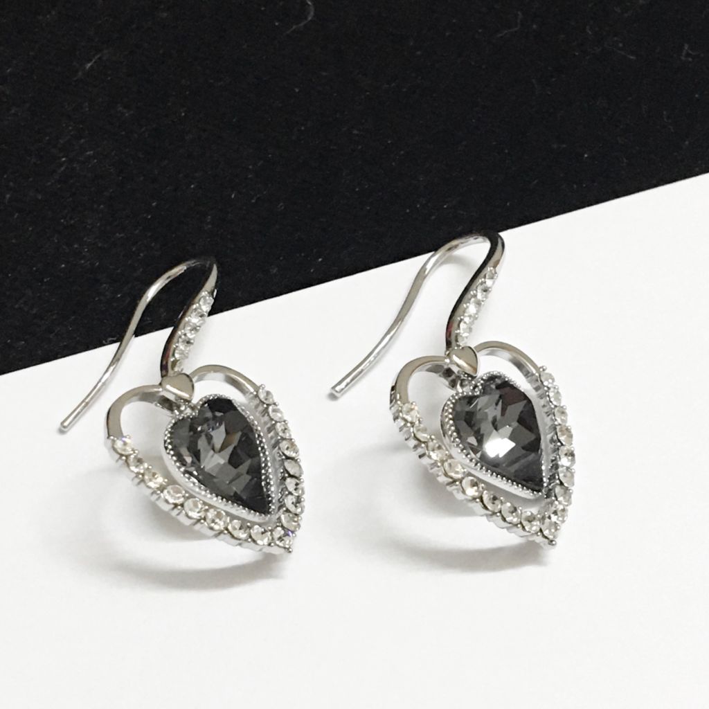  Bông Tai Trái Tim Pha Lê Đen & Trắng (AV) 