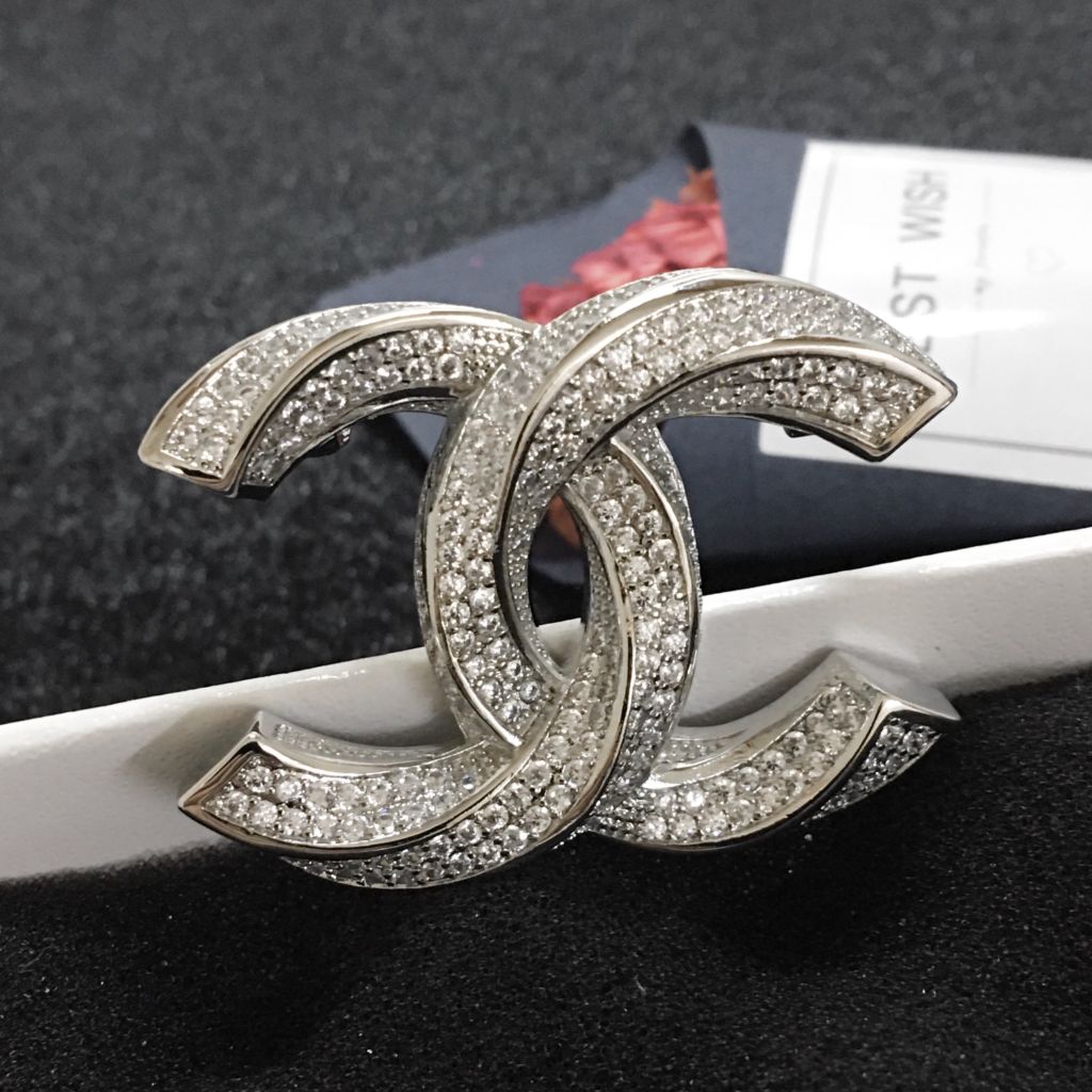  Bộ Trang Sức Chanel Trắng - Cài Áo & Bông Tai Pha Lê (AB) 