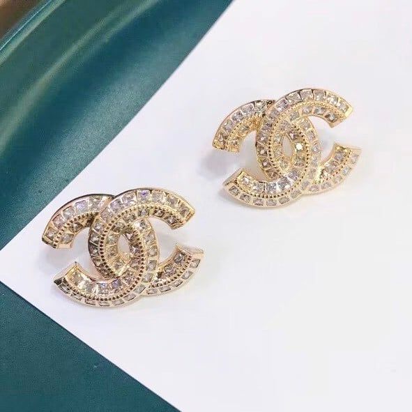  Bộ Trang Sức Chanel Màu Vàng - Cài Áo & Bông Tai Pha Lê Trắng (AK) 