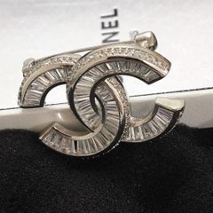  Bộ Trang Sức Chanel Trắng - Cài Áo & Bông Tai Pha Lê (AC) 