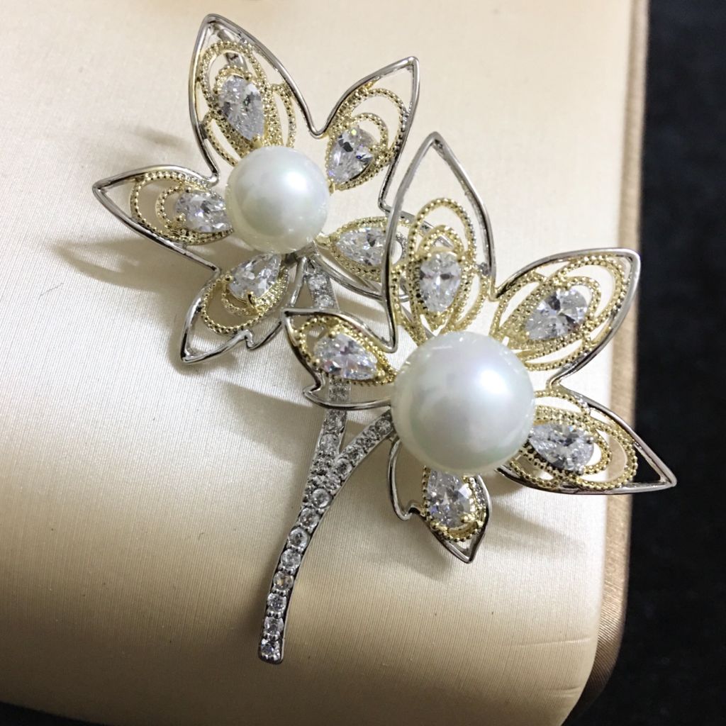  Cài Áo 2 Cánh Hoa Vàng Ngọc Trai & Pha Lê Trắng (AK) 