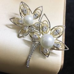  Cài Áo 2 Cánh Hoa Vàng Ngọc Trai & Pha Lê Trắng (AK) 
