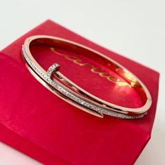  Vòng Tay TiTan Cao Cấp - Cây Đinh Cartier Màu Vàng Hồng Pha Lê (AJ) 