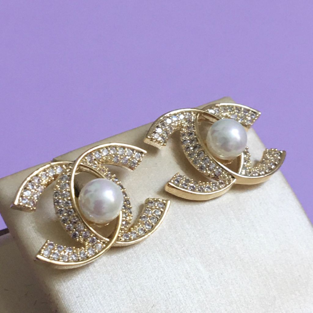  Bộ Trang Sức Chanel Vàng Hồng - Cài Áo & Bông Tai Ngọc Trai & Pha Lê Trắng (AE) 