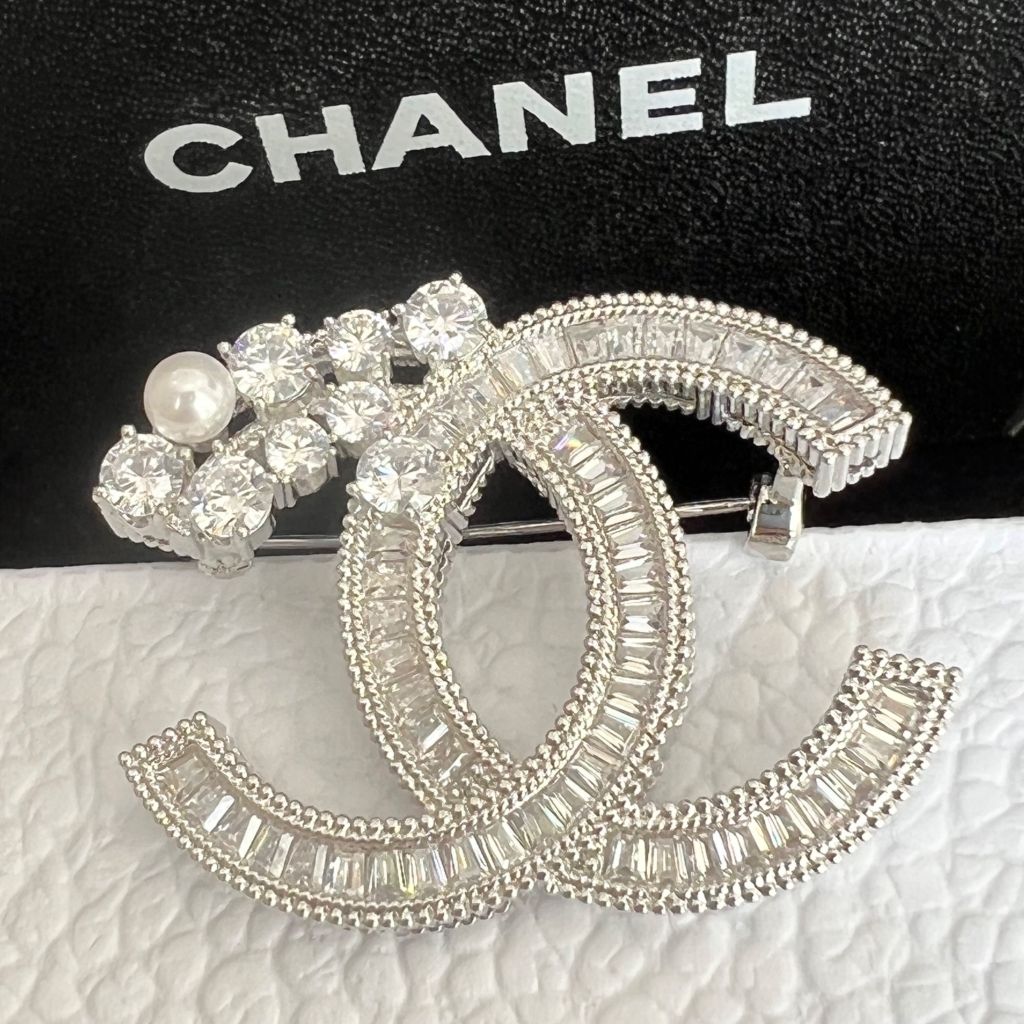  Cài Áo Nam, Nữ - Chanel Màu Trắng Ngọc Trai & Pha Lê (CE) 