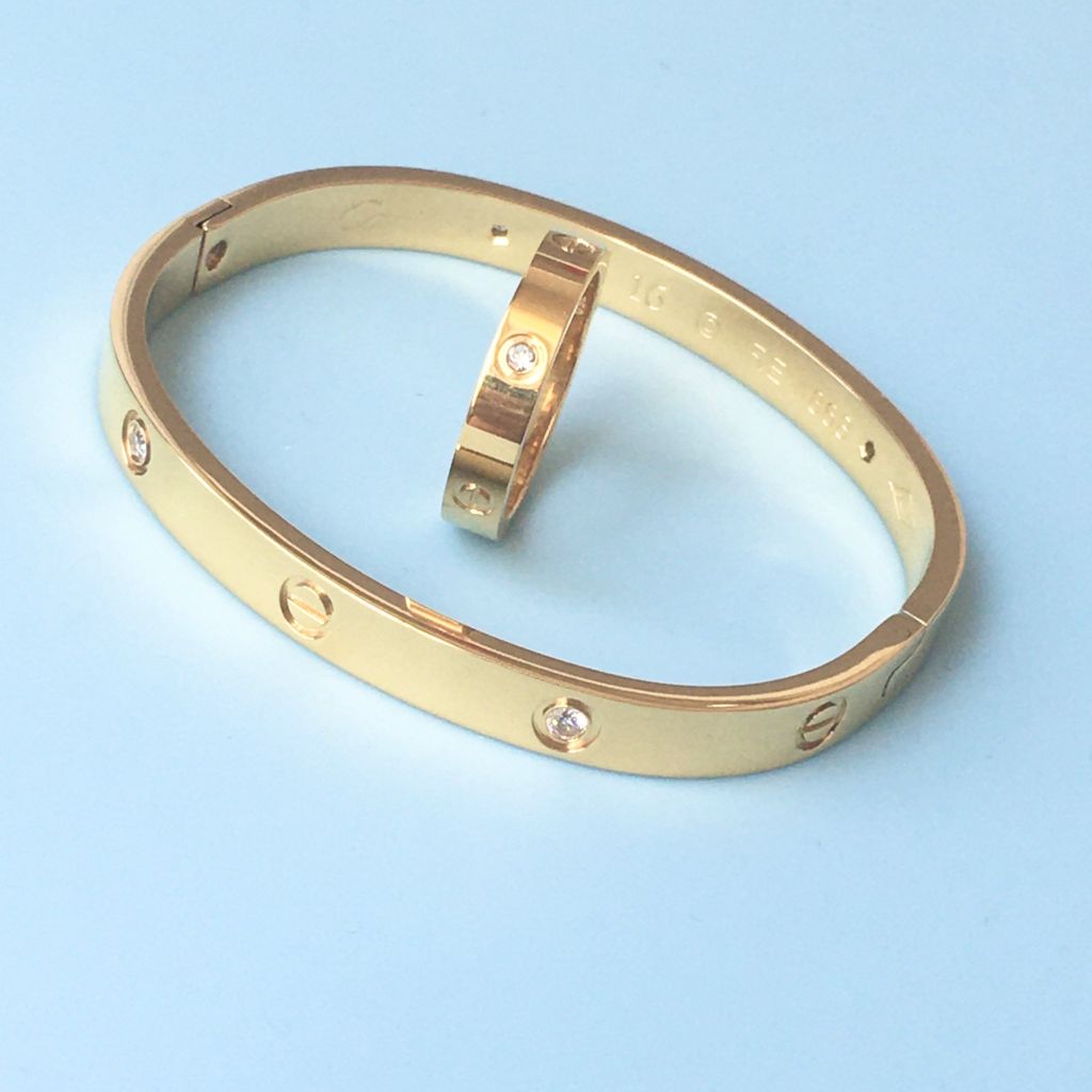  Bộ Trang Sức Nam, Nữ Cartier Titan Cao Cấp - Vòng Tay & Nhẫn Màu Vàng Pha Lê (AN) 