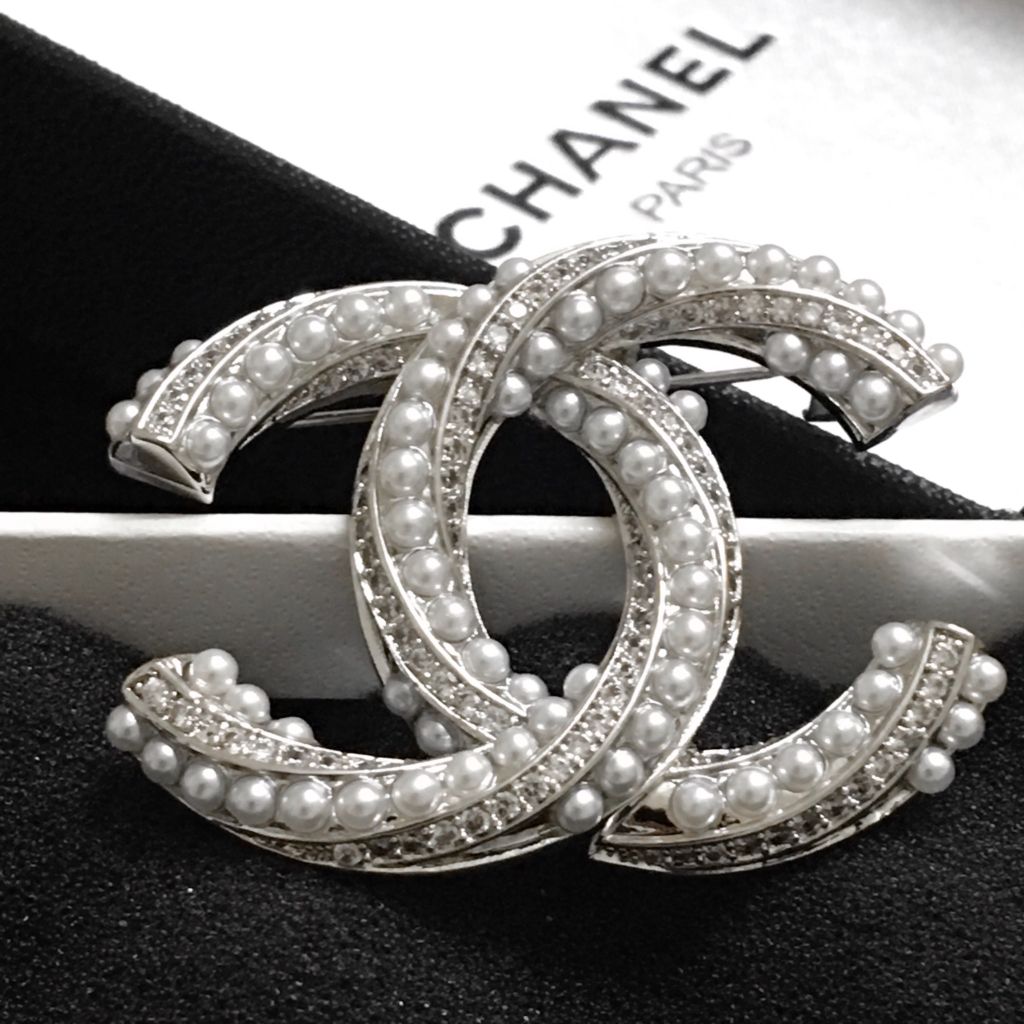  Cài Áo Nam, Nữ - Chanel Màu Trắng Ngọc Trai & Pha Lê (BH) 