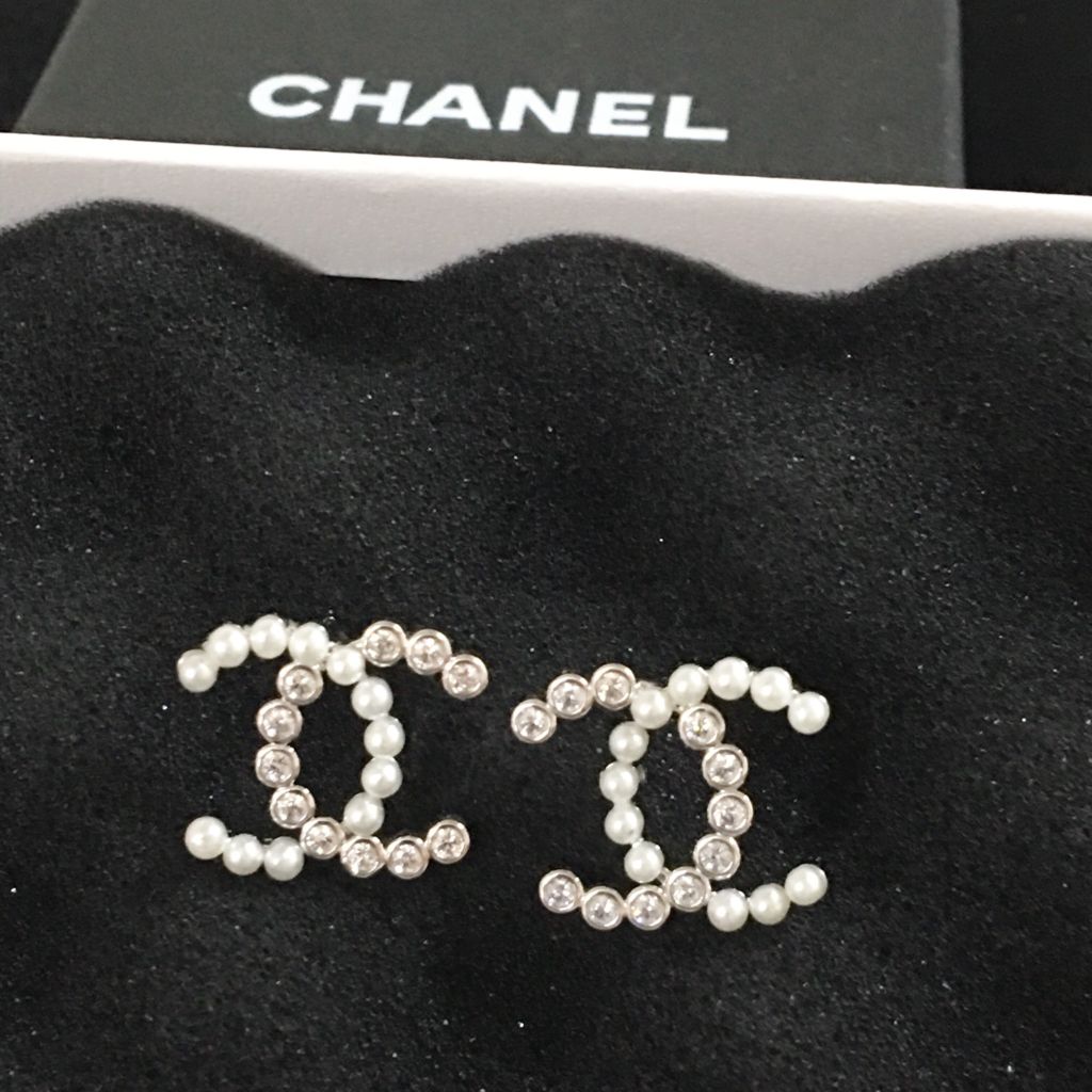  Bông Tai Chanel Bản To Màu Trắng Ngọc Trai & Pha Lê (AM) 