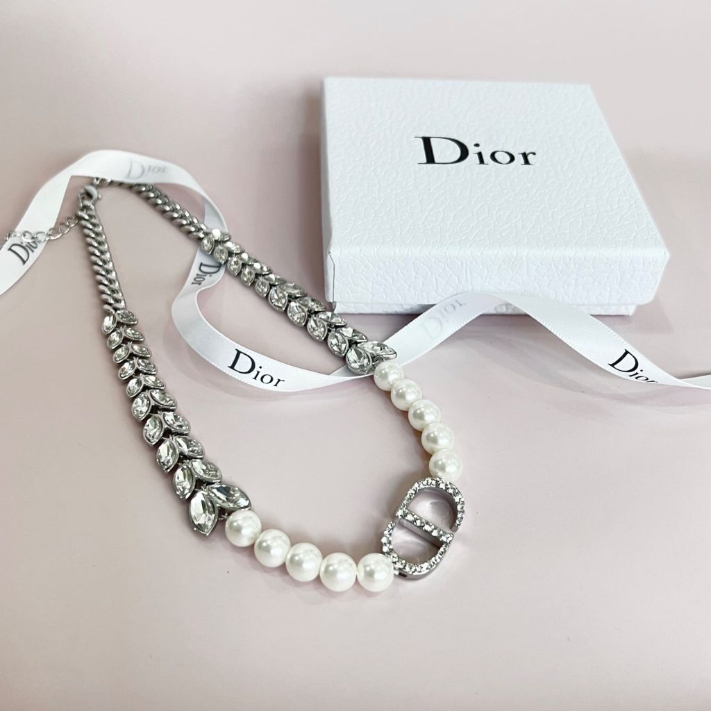 Dây Chuyền Ngắn - Dior Choker Màu Trắng Ngọc Trai & Pha Lê Màu Trắng Quý Phái (AH) 