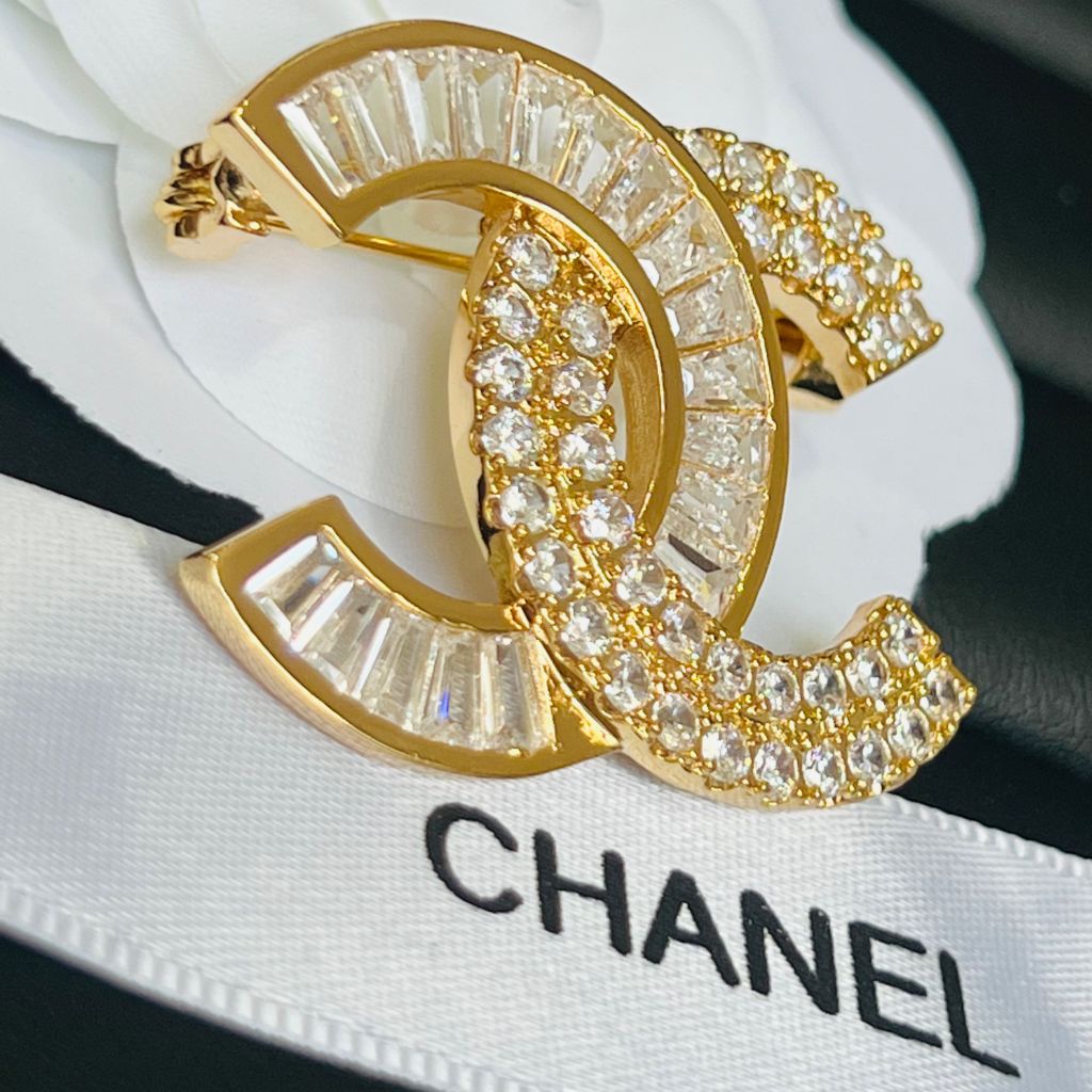  Bộ Trang Sức Chanel Vàng - Cài Áo & Bông Tai Pha Lê Trắng (AM) 