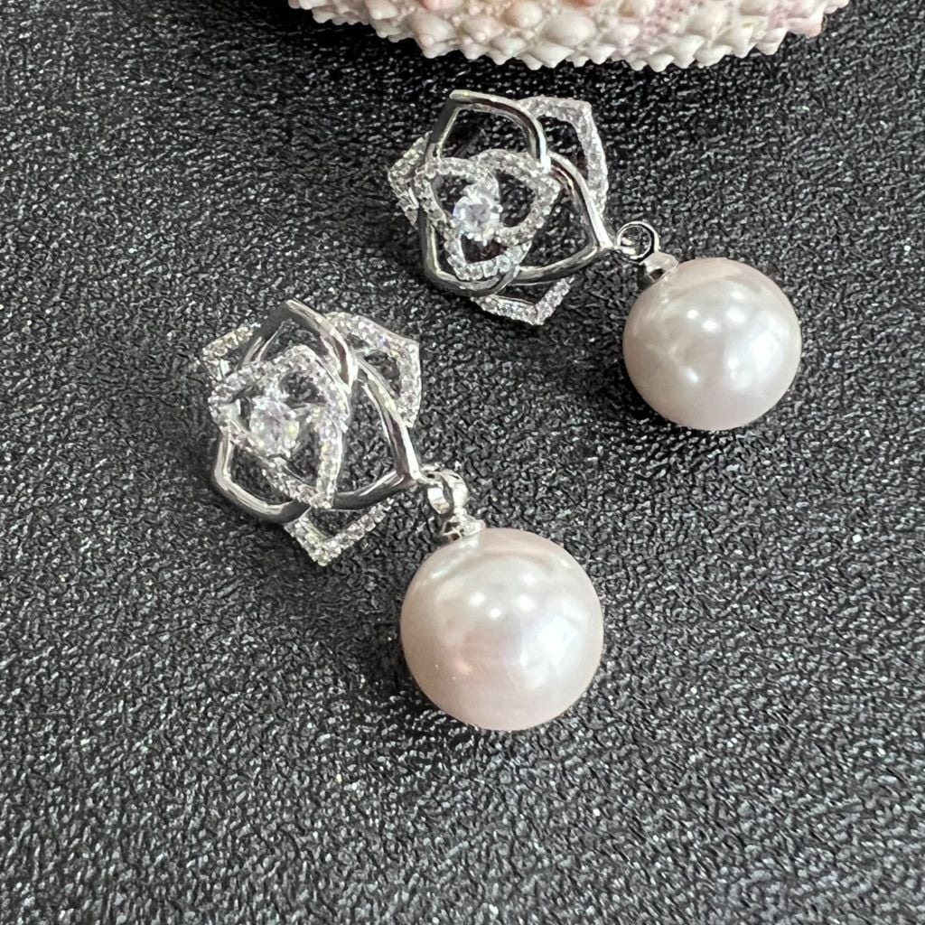  Bông Tai Hoa Hồng Ngọc Trai & Pha Lê Trắng (AL) 