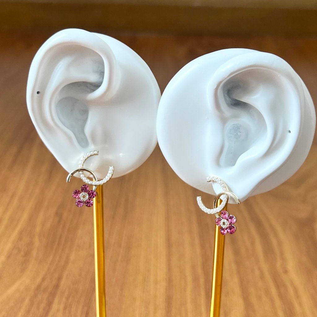  Bông Tai Chanel Cánh Hoa Bản To Màu Trắng Ngọc Trai & Pha Lê Hồng (CL) 